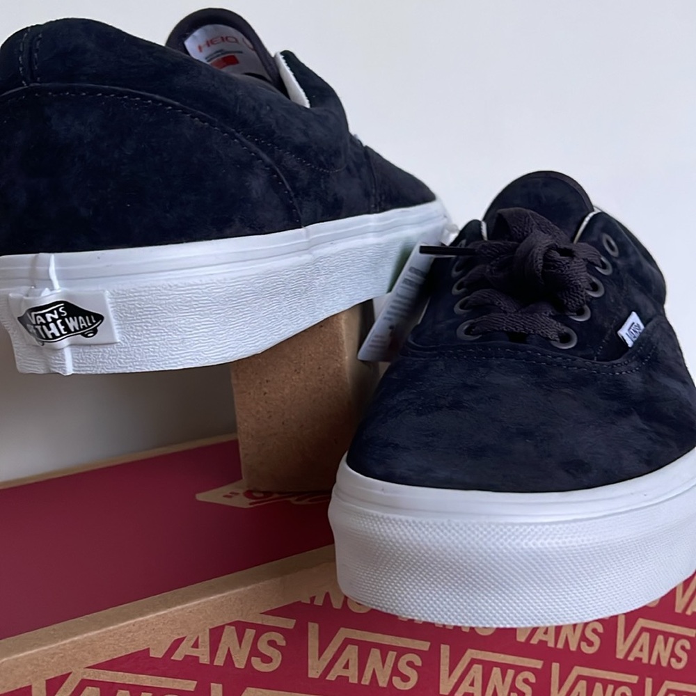 Vans WMNS Era Pig Suede Nine Iron
VN0005UEBYD
Sneakers - Picture 9 of 16